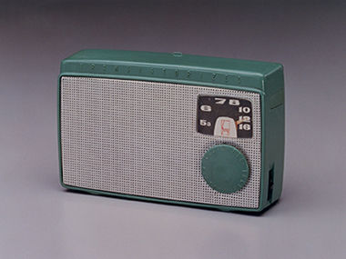 日本初のトランジスタラジオ「TR - 55」