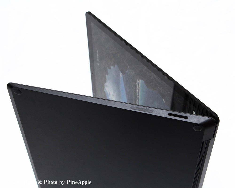Surface Laptop 2：Surface Connect（右側面）