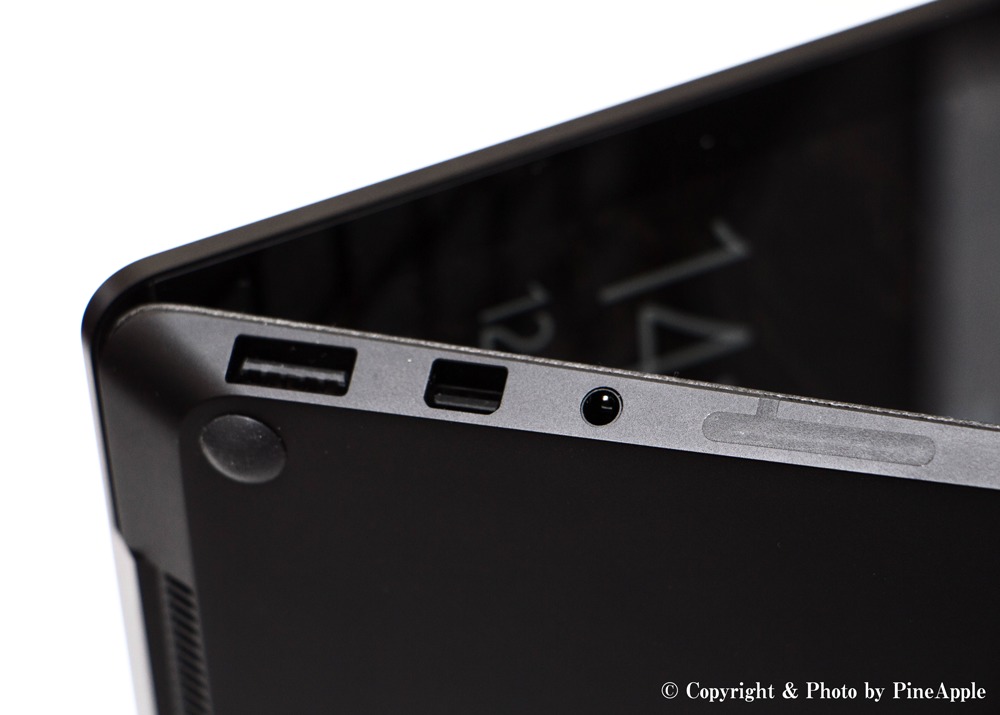 Surface Laptop 2：USB 3.0、miniDisplayPort、3.5mm イヤフォンジャック（左側面）