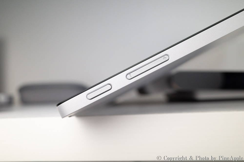 Surface Studio 2：ディスプレイ右側面に音量ボタンと電源ボタンが配置