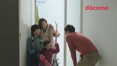 【NTT docomo】”iPhone” と “iPad” の TV CM “はじめてのスキー” 篇を公開